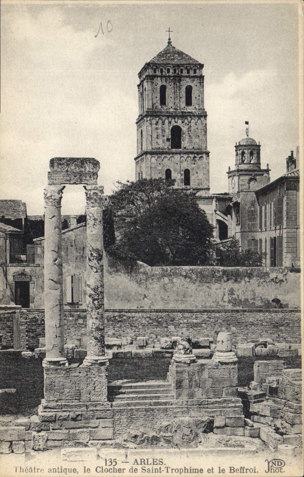 CPA Arles Theatre antique le Clocher de Saint Trothime et le Beffroi