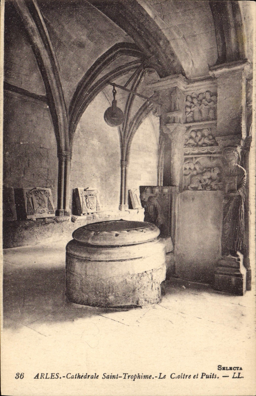 CPA Arles Cathedrale Saint Trophime La Cloitre et Puits