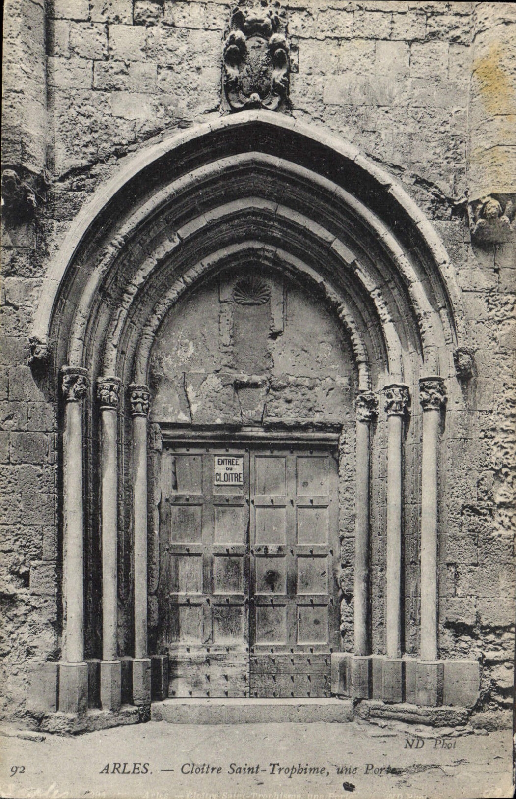 CPA Arles Cloitre Saint Trophime une Porte