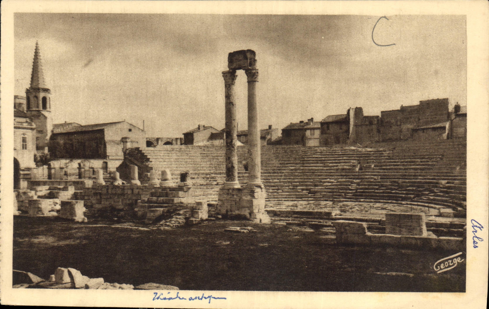CPA Arles sur Rhone Theatre Antique qui aurait ete commence au siecle d'Auguste et termine au ill si