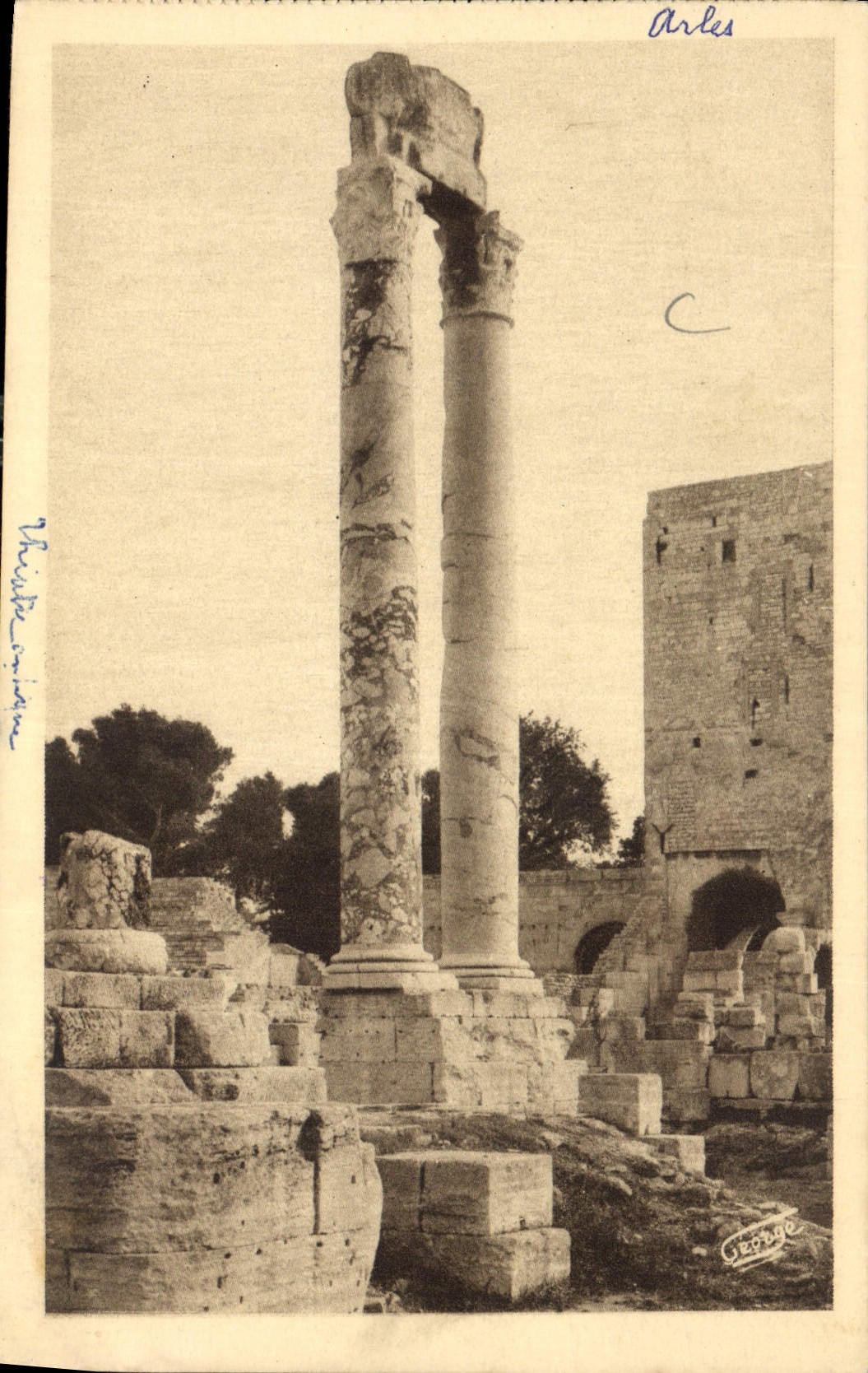 CPA Arles Theatre antique Colonnes Corinthiennes et Tour de Rolans
