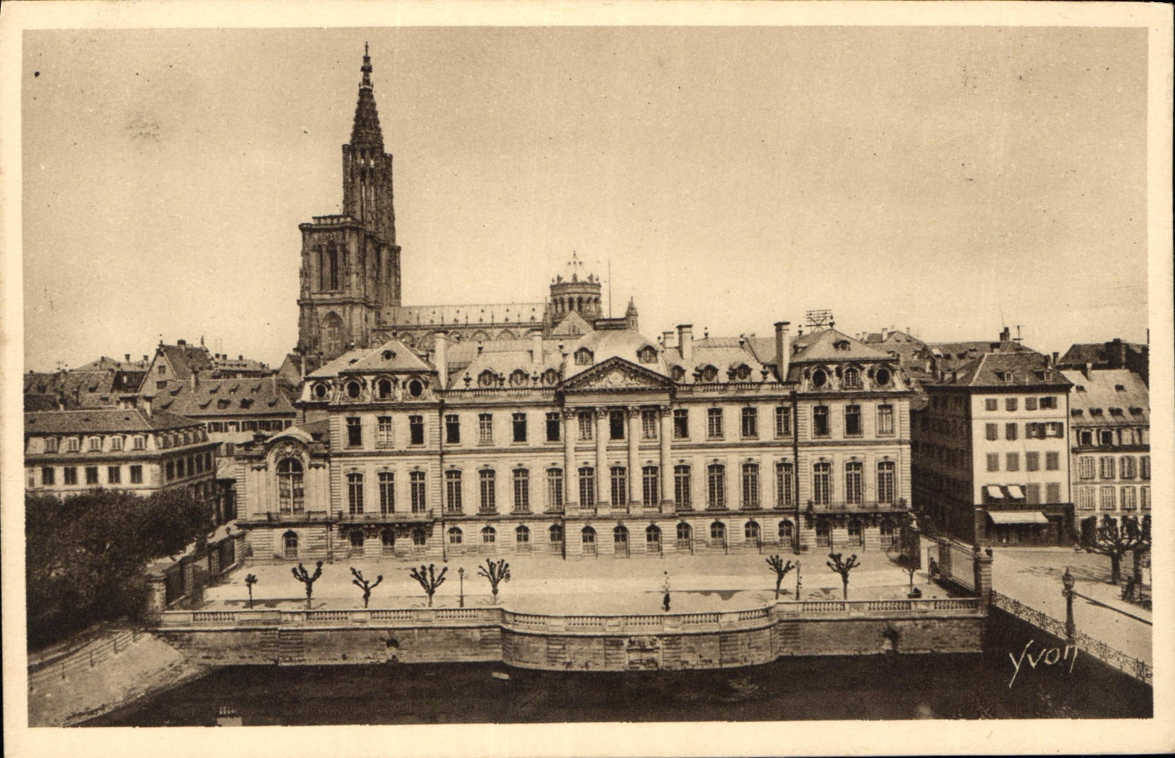 CPA La Douce France Strasbourg Bas Rhin Le Palais de Rohanet la Cathedrale 