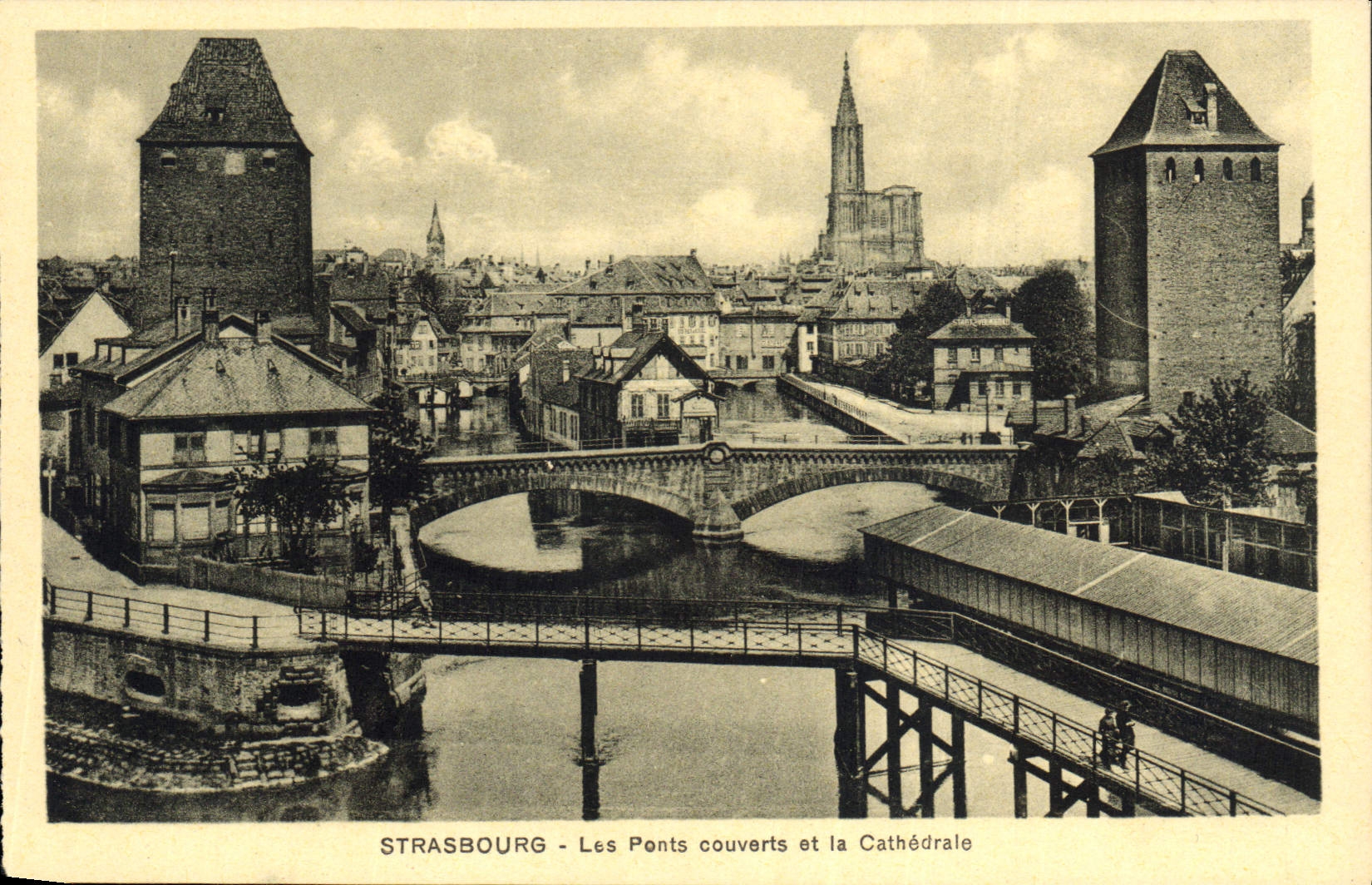 CPA Strasbourg Les Ponts couverts et la Cathedrale 
