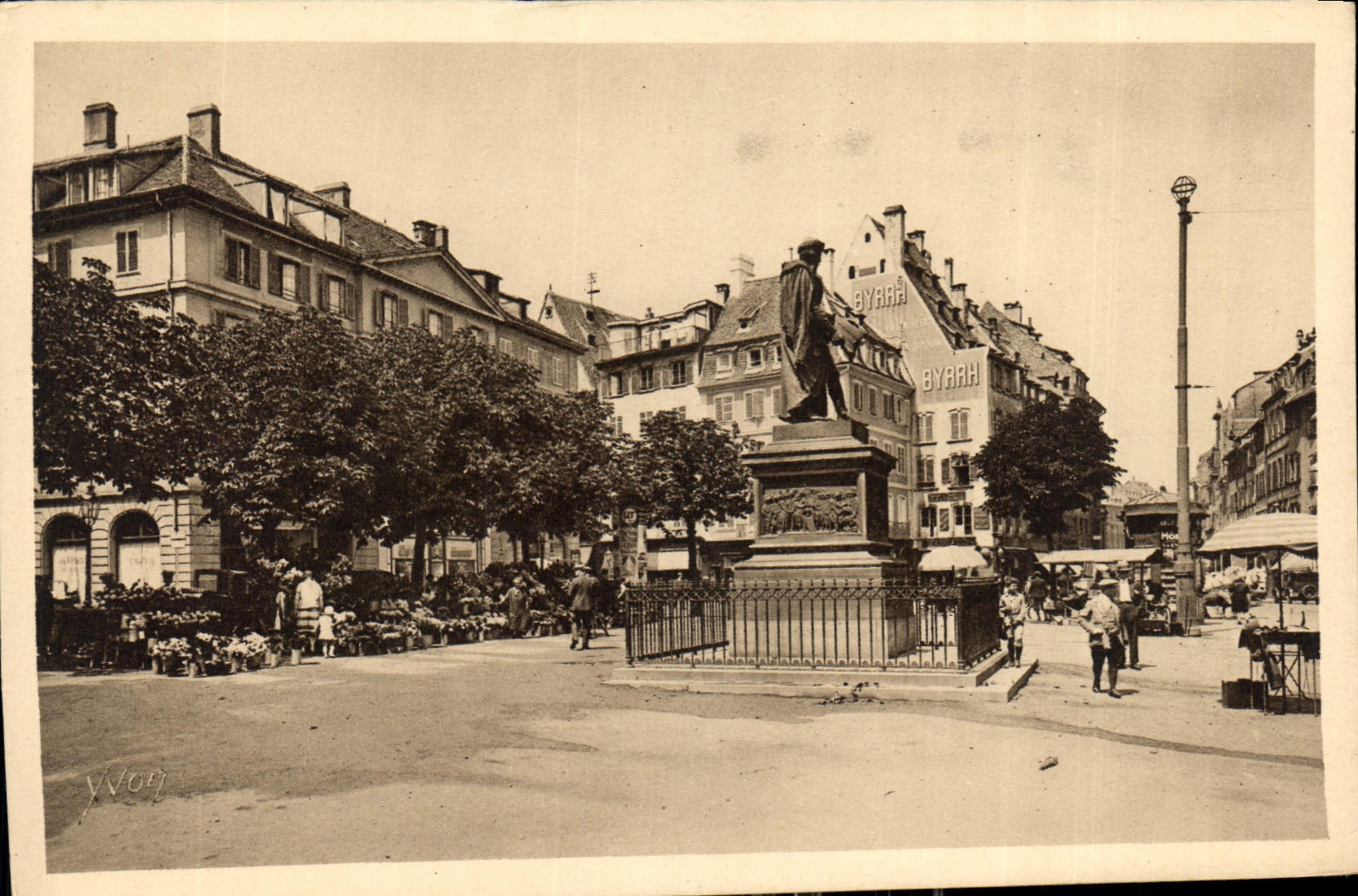 CPA La Douce France Strasbourg Bas Rhin la Place Guttenberg et le Marche aux Fleurs 