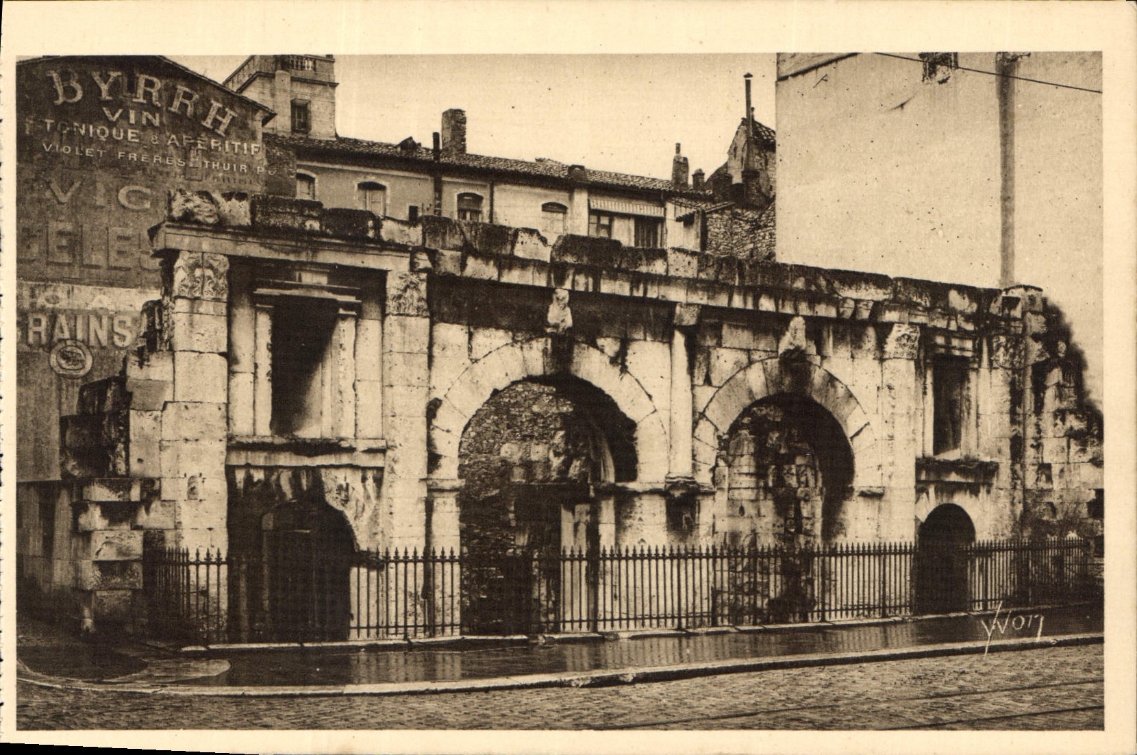 CPA La Douce France Nimes Gard la porte d'Auguste Byrrh