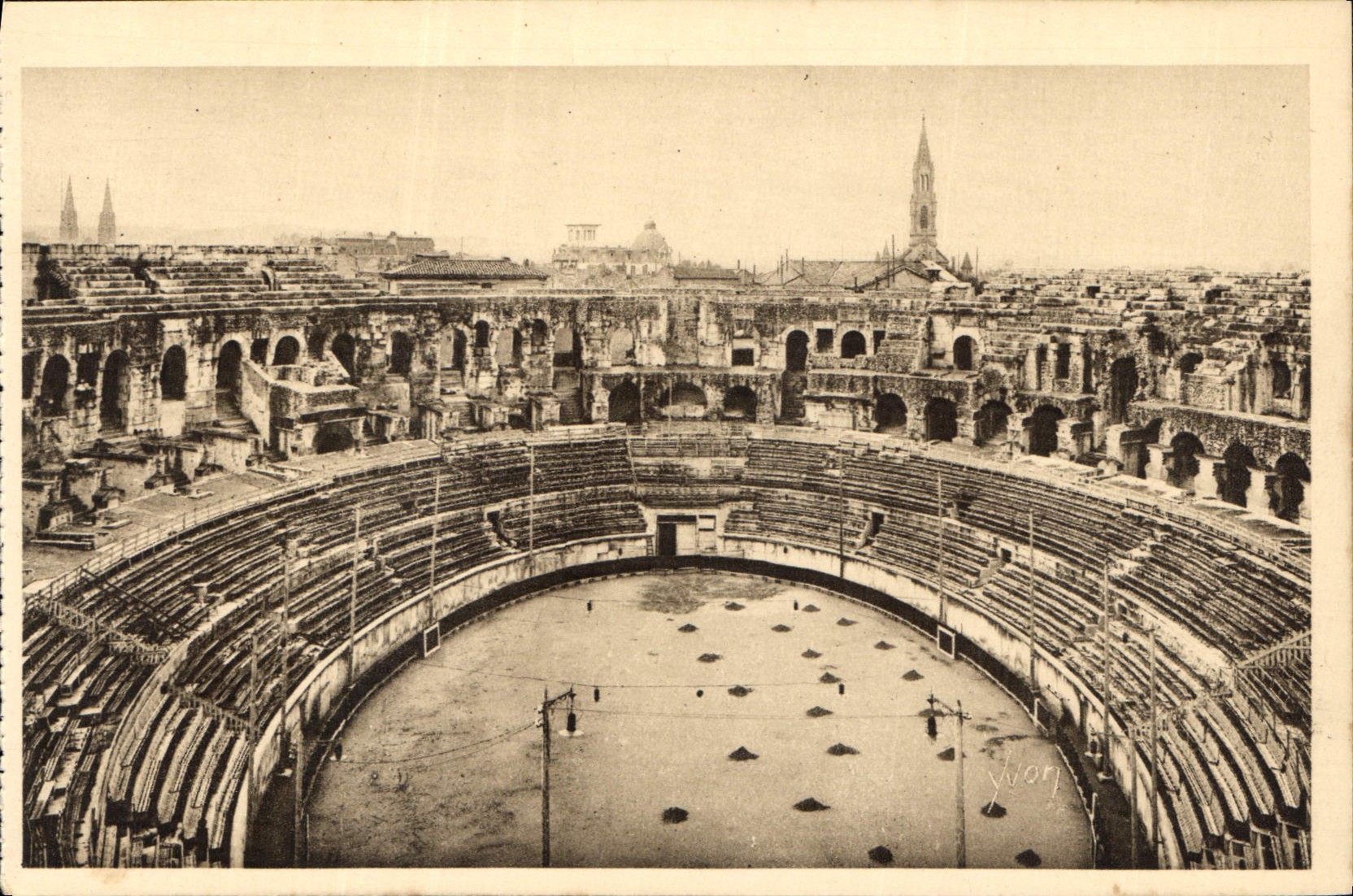 CPA La Douce France Nimes Gard l'Interieur des Arenes 