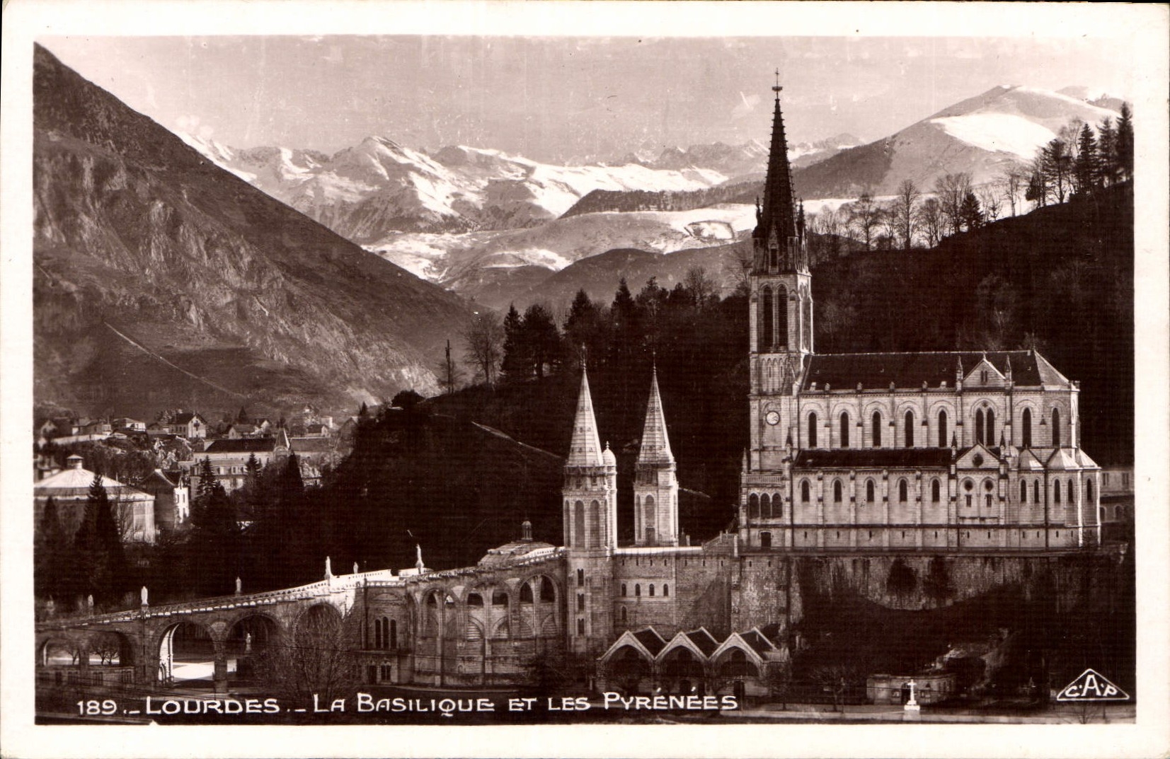 CPA Lourdes La Basilique et les Pyrenees 