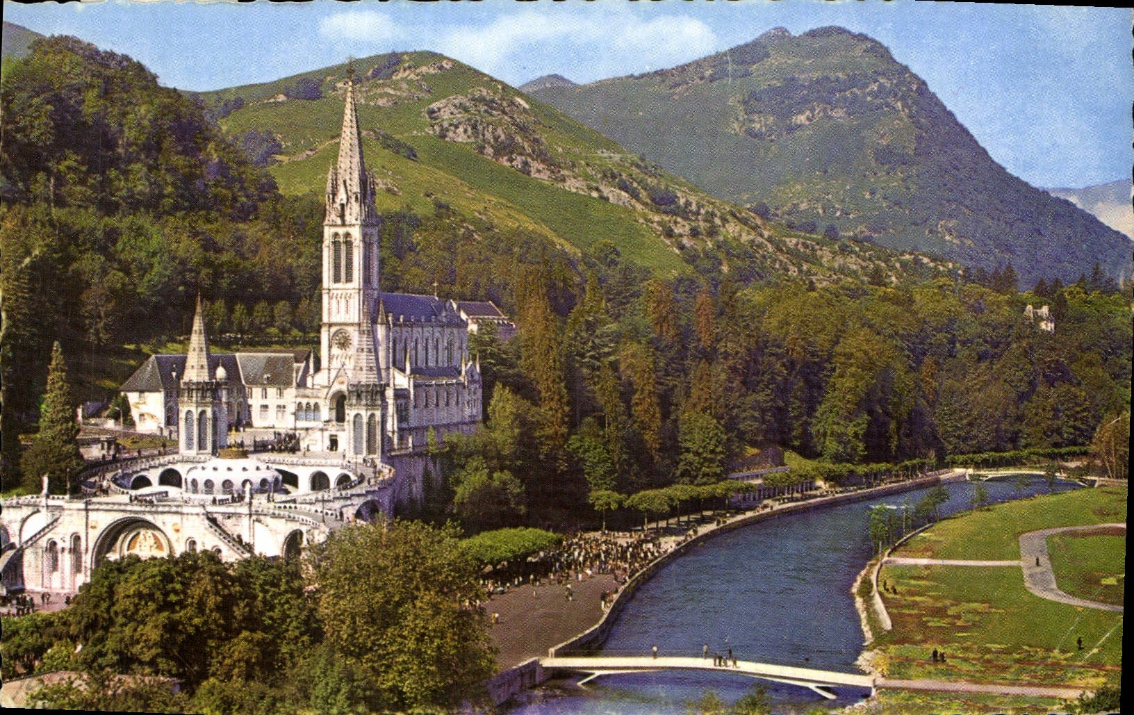 CPA Lourdes la Basilique le Gave et les nouveaux ponte 