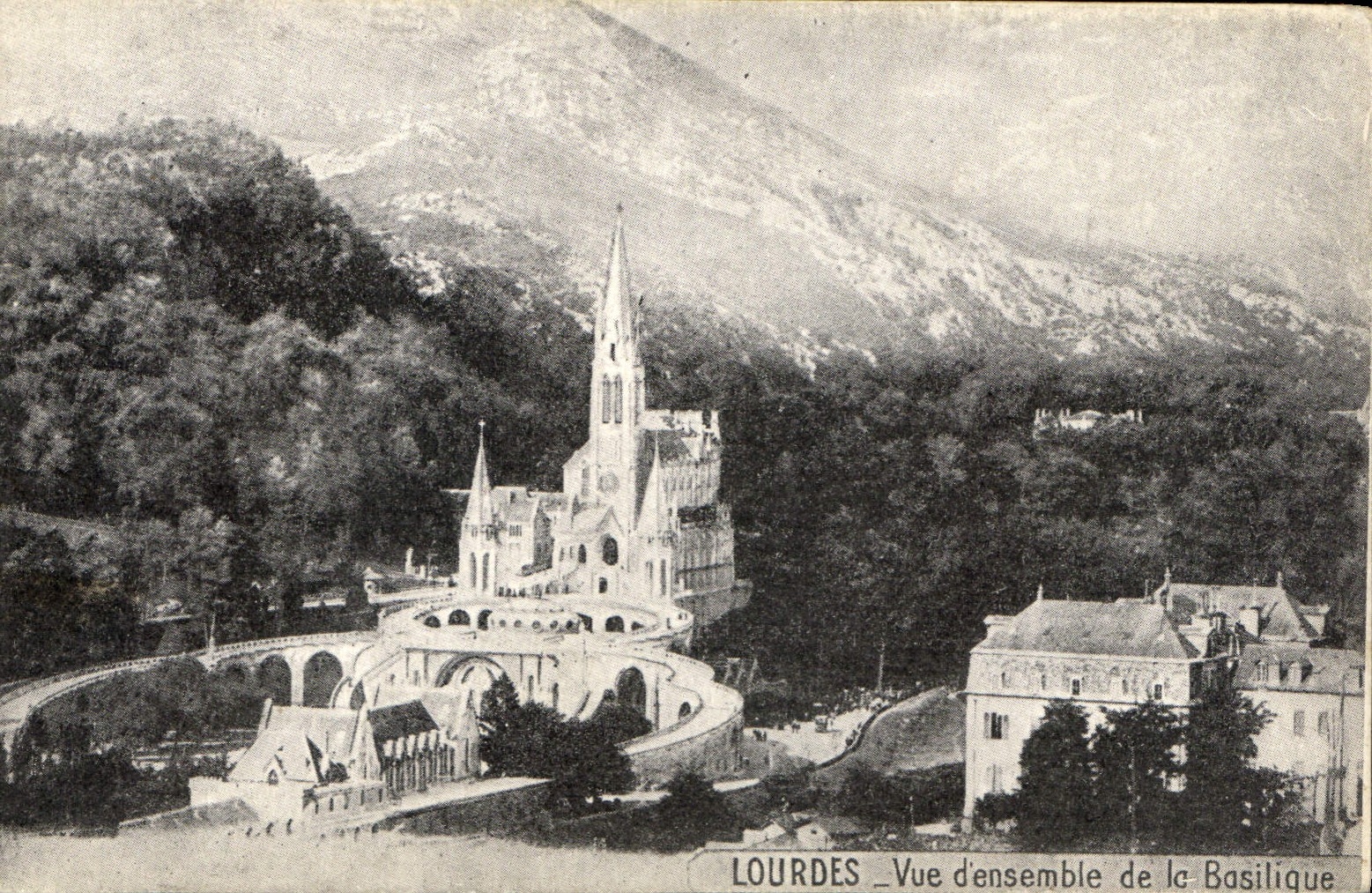 CPA Lourdes Vue d'ensembe de la Basilique 