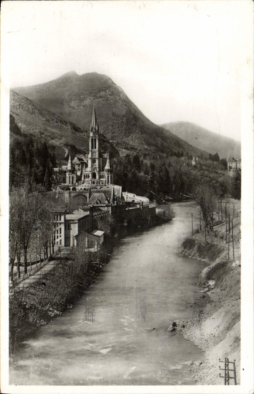 CPA Lourdes La Basilique et le Gave 