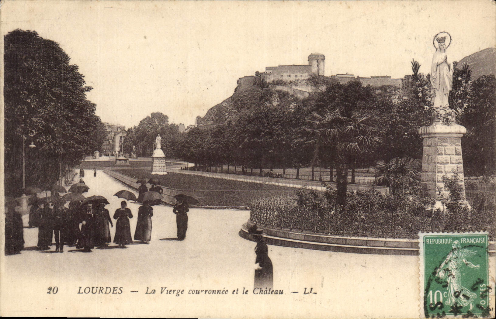 CPA Lourdes La Vierge couronnee et le Chateau 