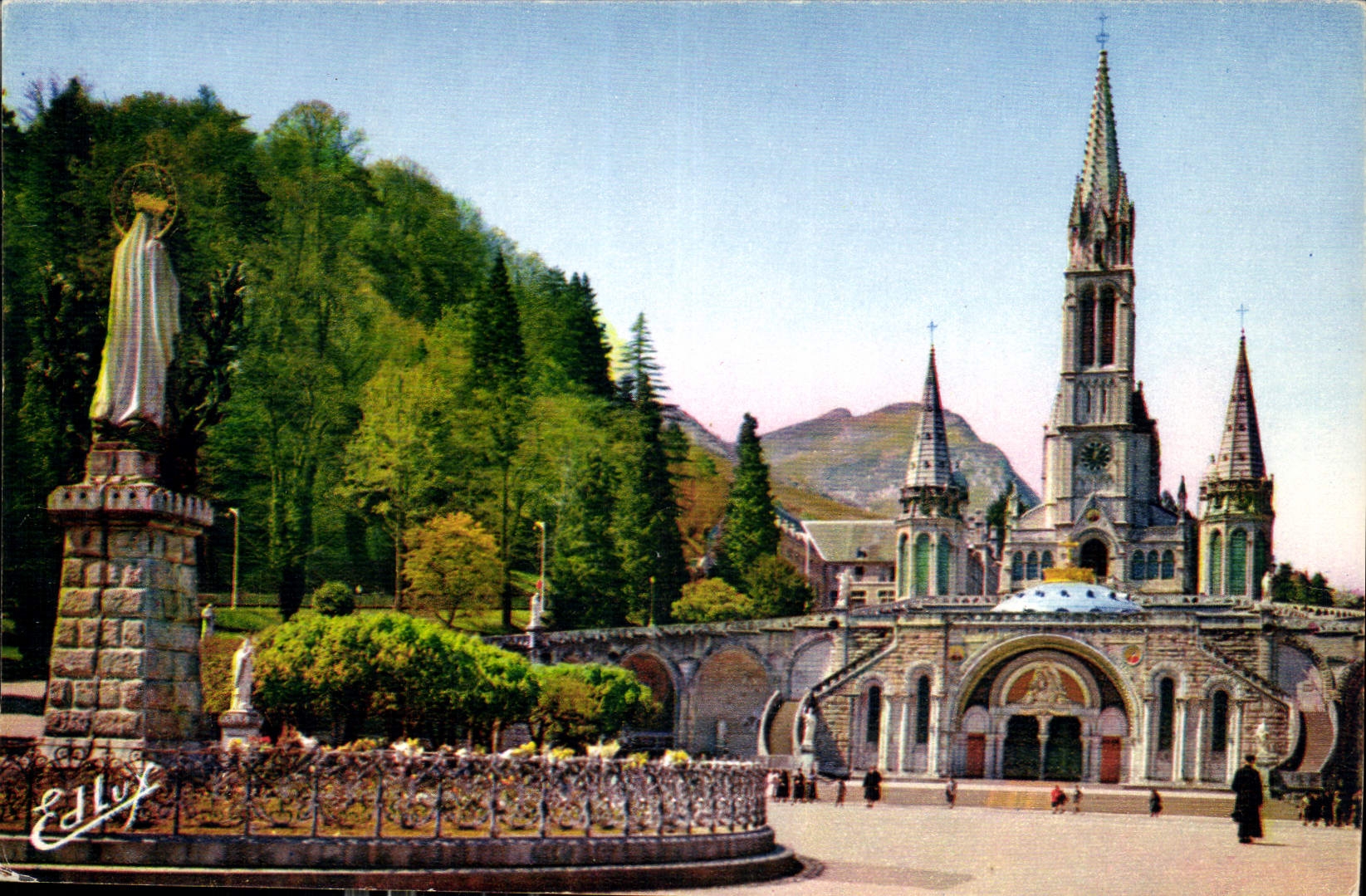 CPA Lourdes La Basilique et la Vierge Couronnee 