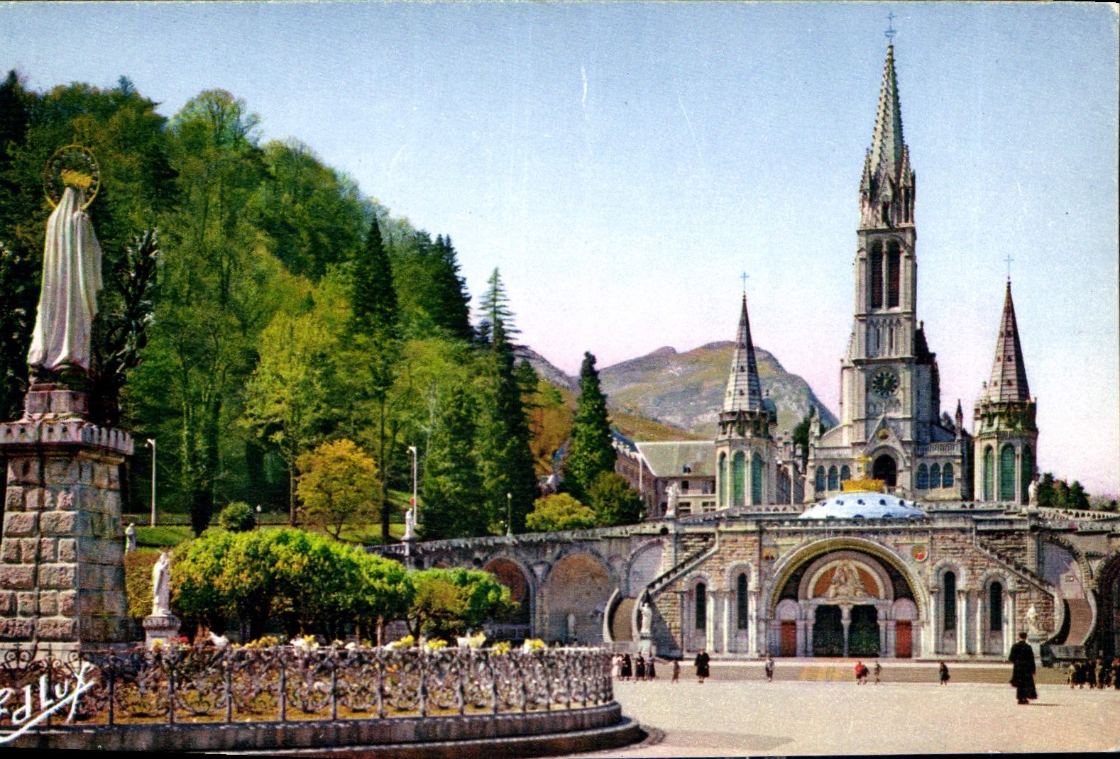 CPA Lourdes La Basilique et la Vierge Couronnee 