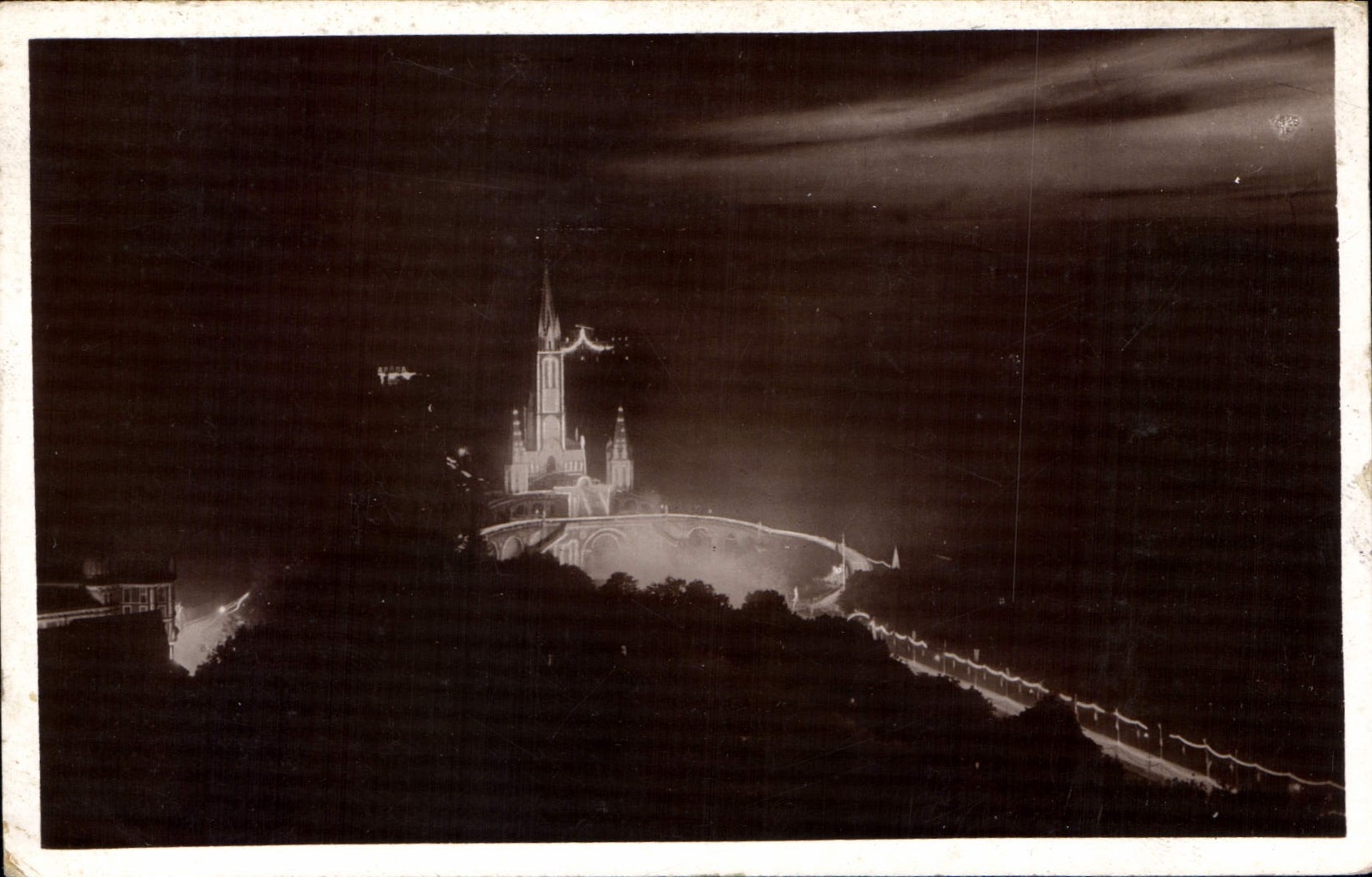 CPA Lourdes La Basilique illuminee 