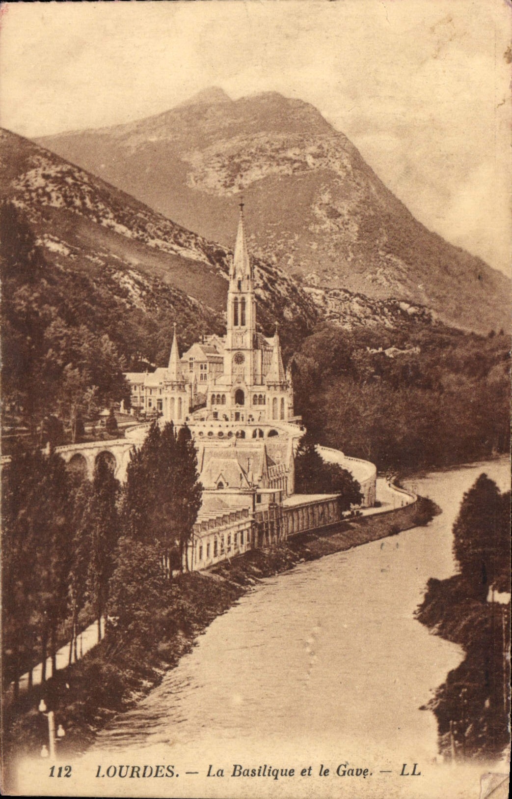 CPA Lourdes La Basilique et le Gave 