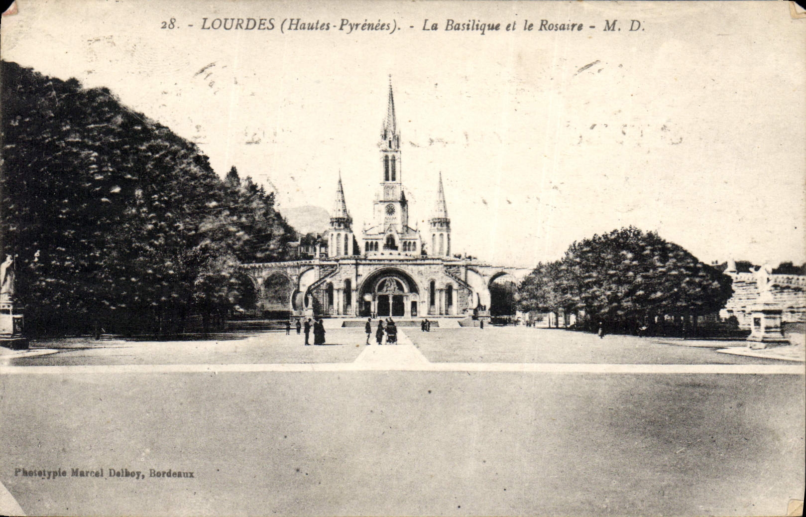 CPA Lourdes Hautes Pyrenees La Basilique et le Rosaire 