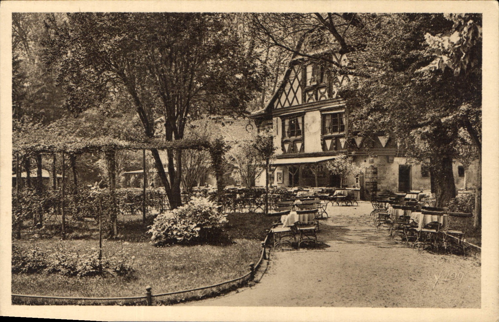 CPA La Douce France Strasbourg Bas Rhin Le Parc de l'Orangerie la Maison Alsacienne 