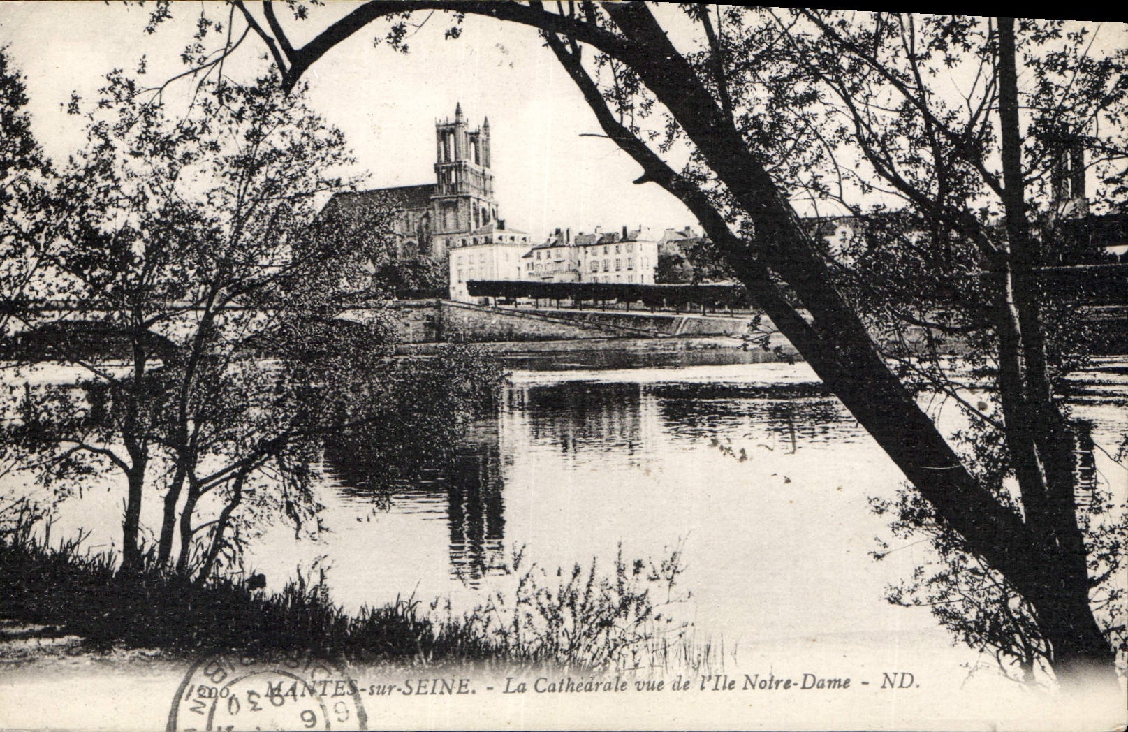 CPA Mantes sur Seine La Cathedrale vue de l'Ile Notre Dame