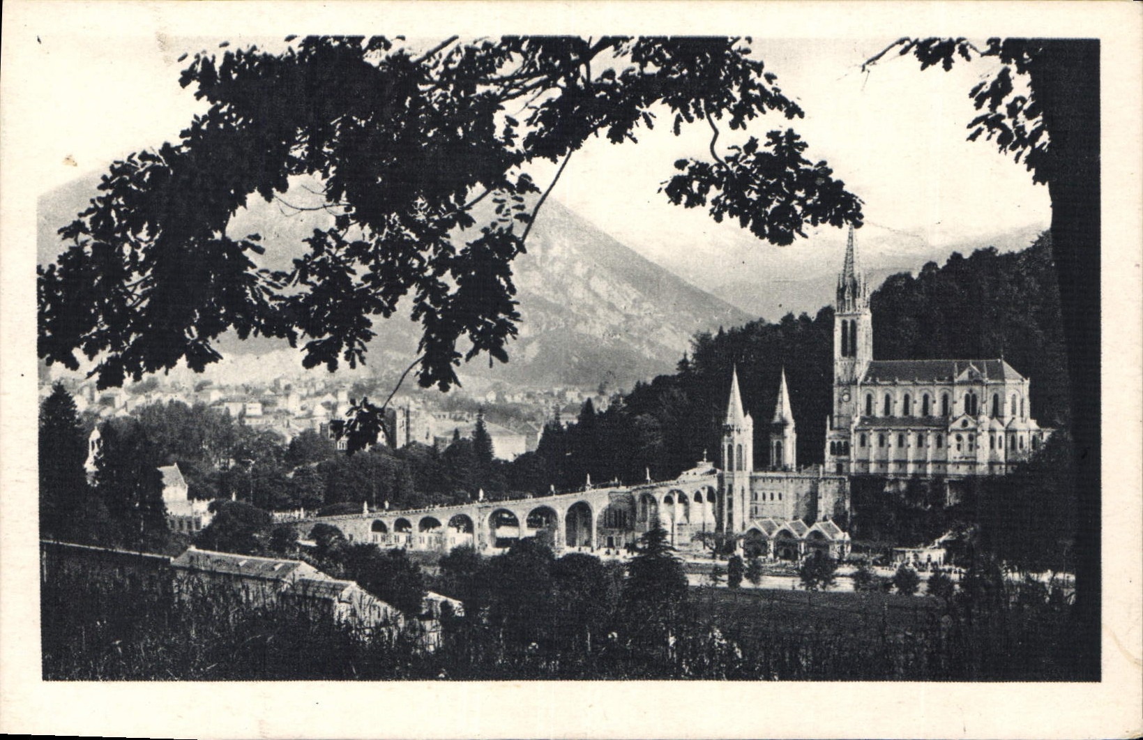 CPA Lourdes La Basilique et le Pic du Jer 