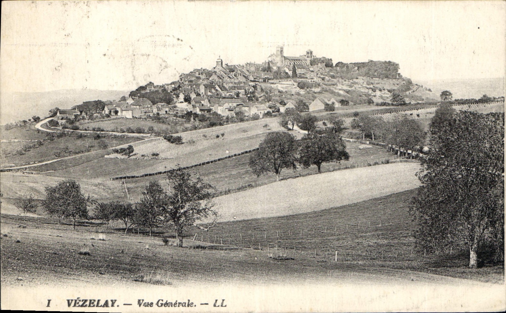 CPA Vezelay Vue generale 