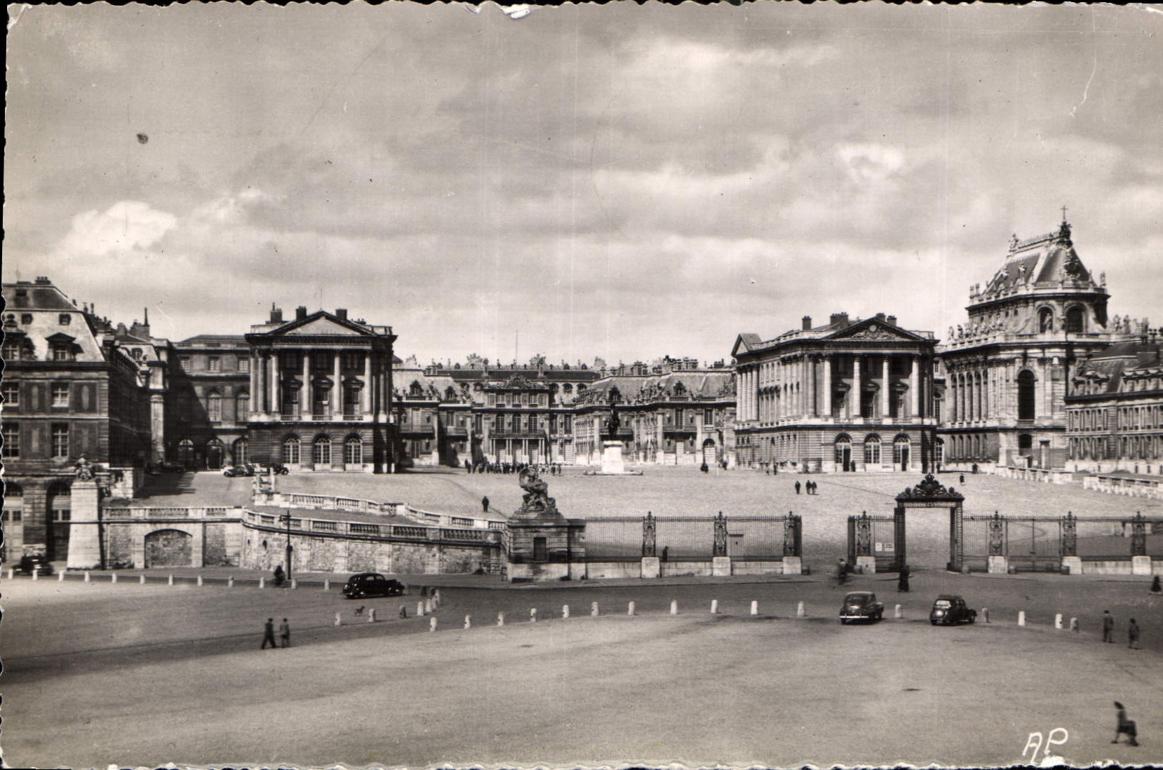 CPA Versailles S et O le Chateau la Place d'Armes 