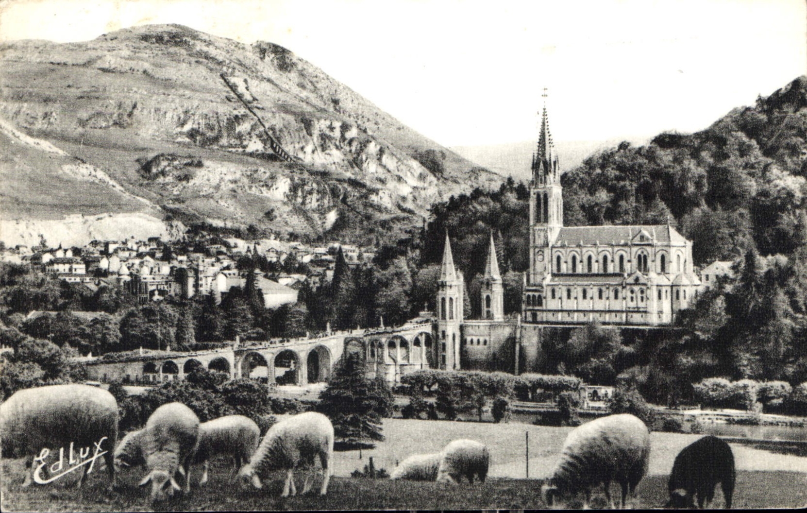 CPA Lourdes la Basilique et le Pic du Jer 