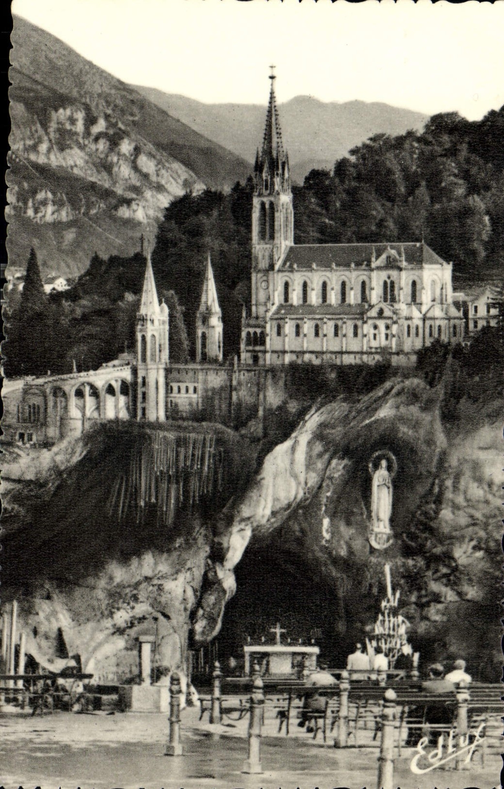 CPA Lourdes La Basilique et la Grotte Miraculeuse 