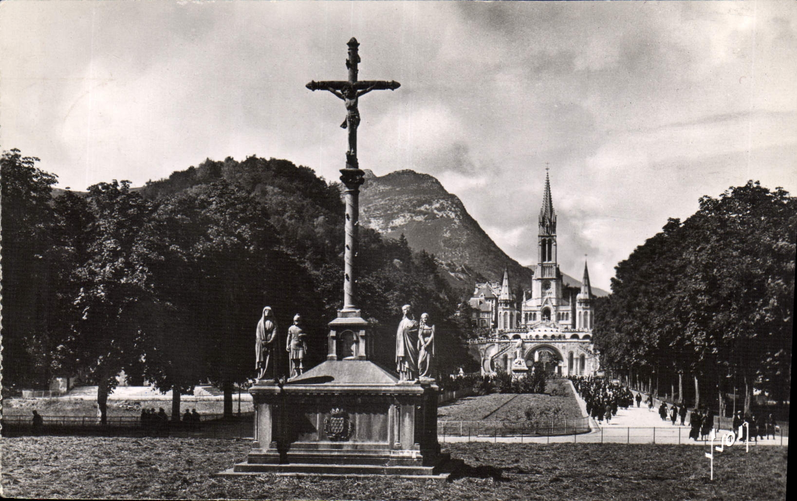 CPA Lourdes Htes Pyrenees Le Calvaire des Bretons et la Basilique 