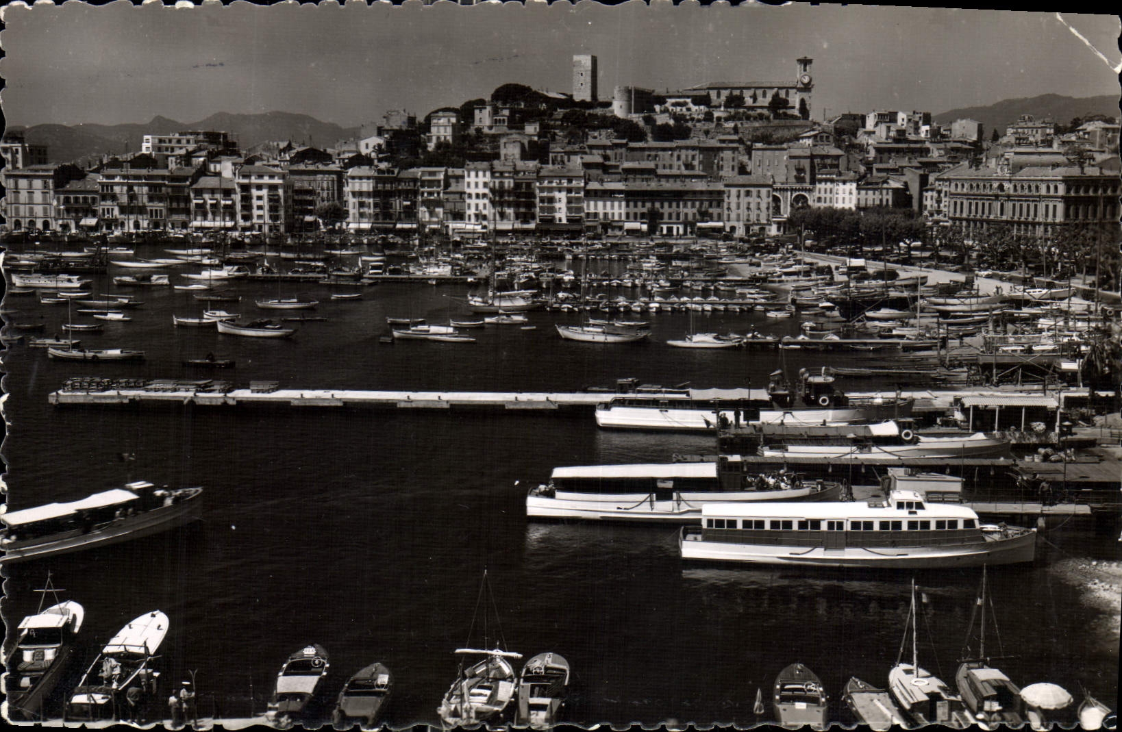 CPA La Cote d'Azur Cannes le port et le Suquet vus du Casino Municipal Bateaux