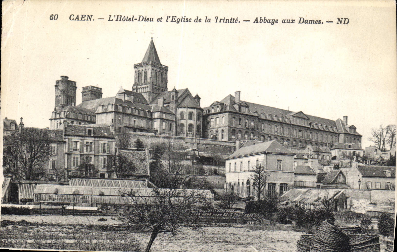 CPA Caen L'Hotel Dieu et l'Eglise de la Trinite Abbaye aux Dames 