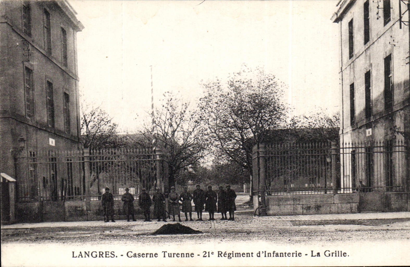 CPA Langres caserne Turenne 21e Regiment d'Infanterie La Grille Militaria