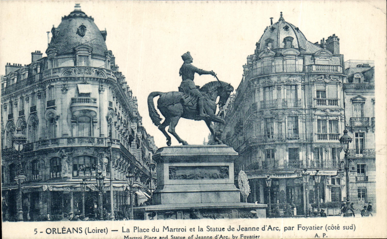CPA Orleans Loiret La Place du Martroi et la Statue de Jeanne d'Arc par Foyatier cote sud
