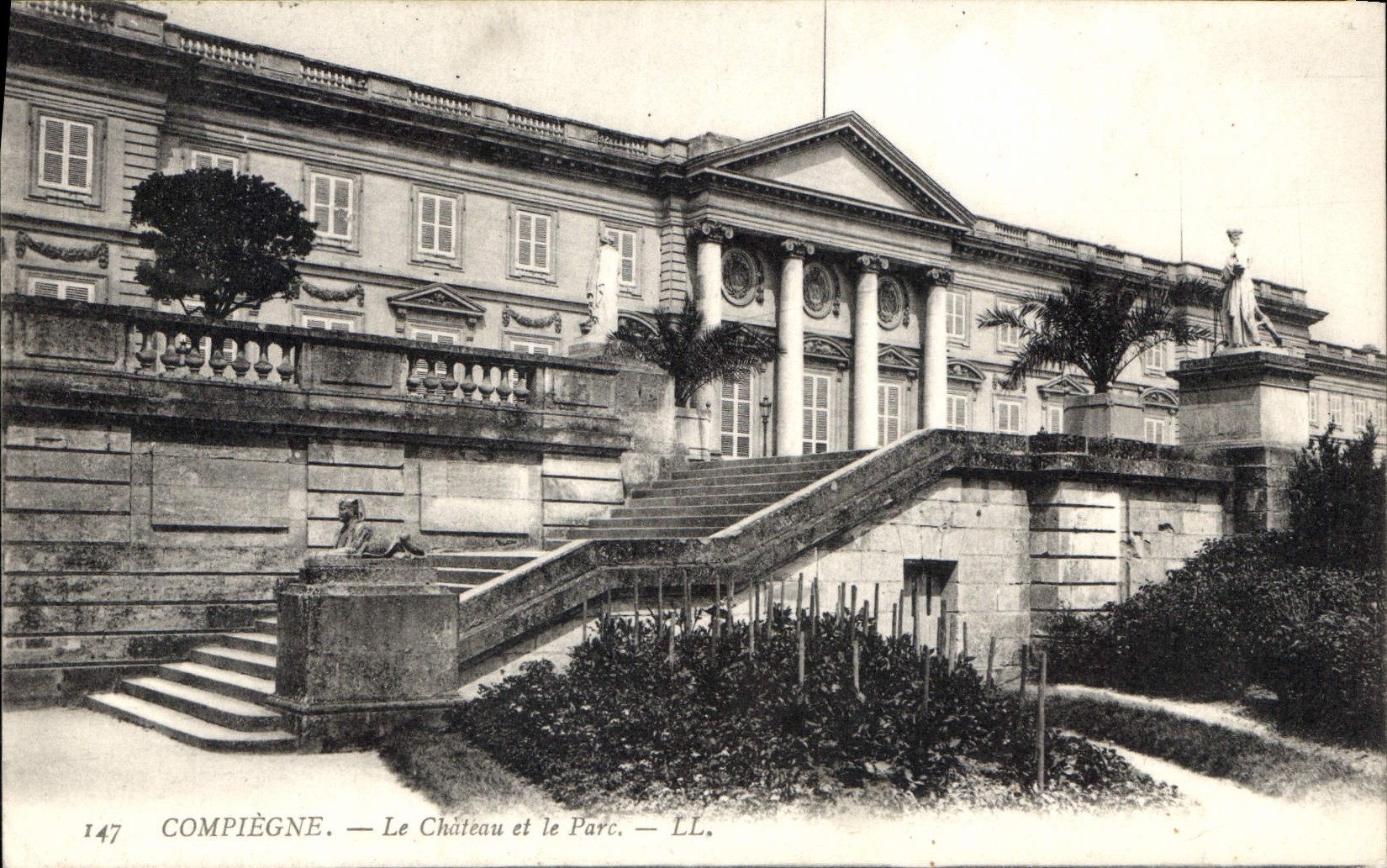 CPA Compiegne Le Chateau et le Parc 