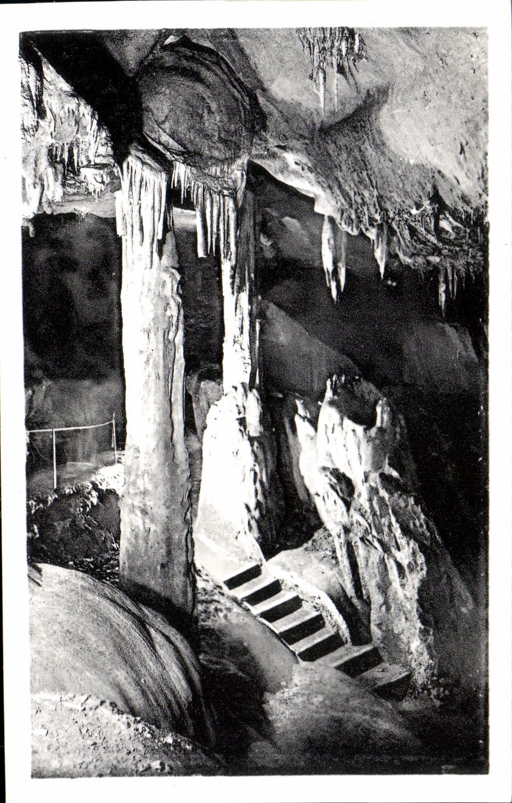 CPA Les Pyrenees les grottes de Betharram Le Passage des Colonnes