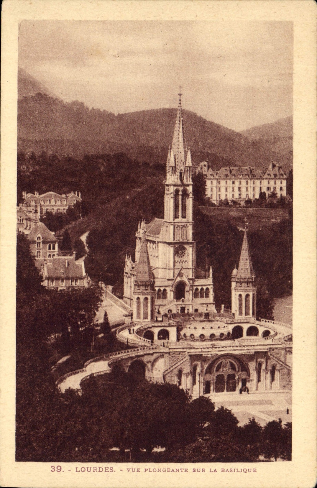 CPA Lourdes vue plongesur la Basilique 