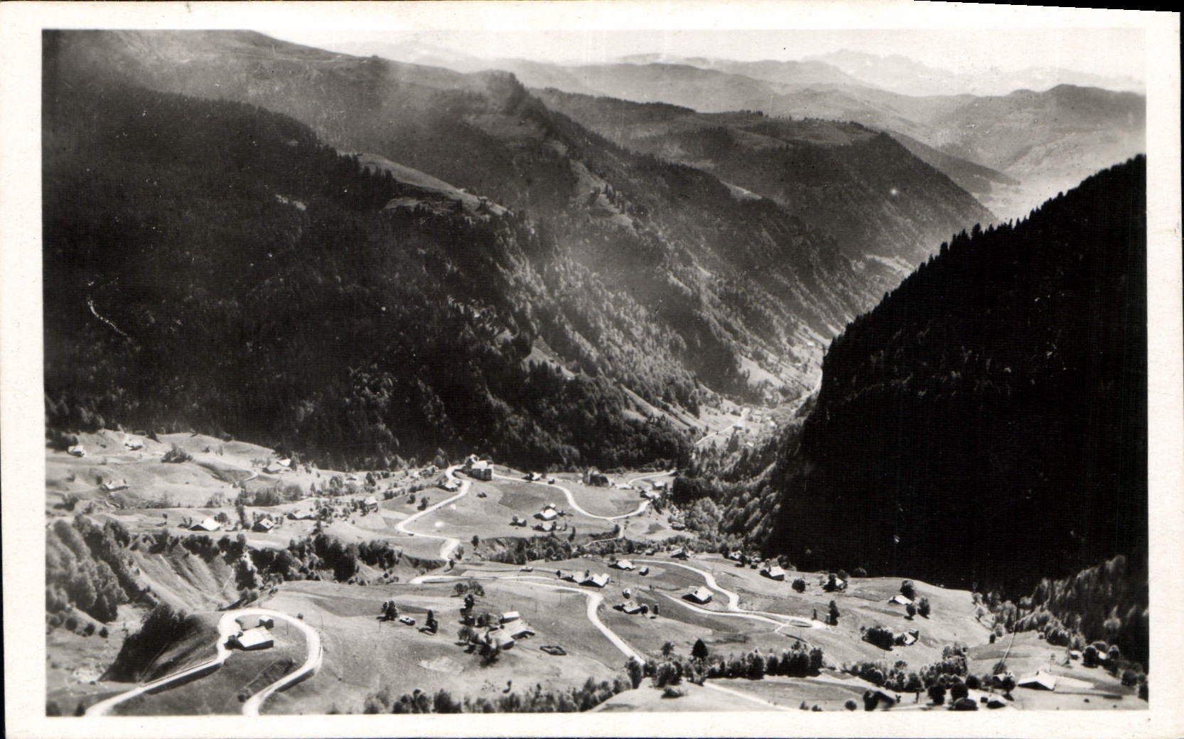 CPA Col des Aravis La Route vers la Glettaz et la Vallee de l'Arondine 