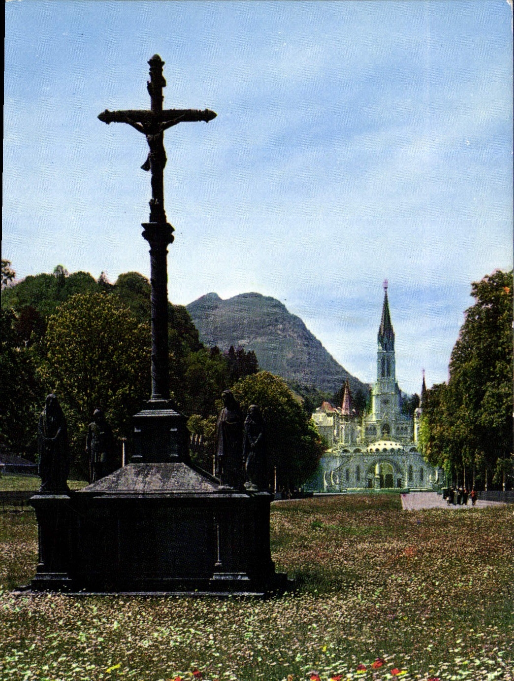 CPA Lourdes Le Calvaire Breton et la Basilique 