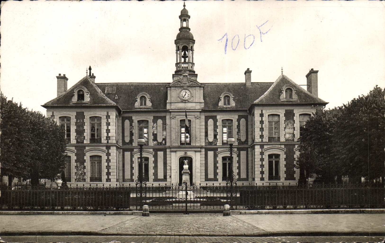 CPA Chatou Seine et Oise La Mairie 