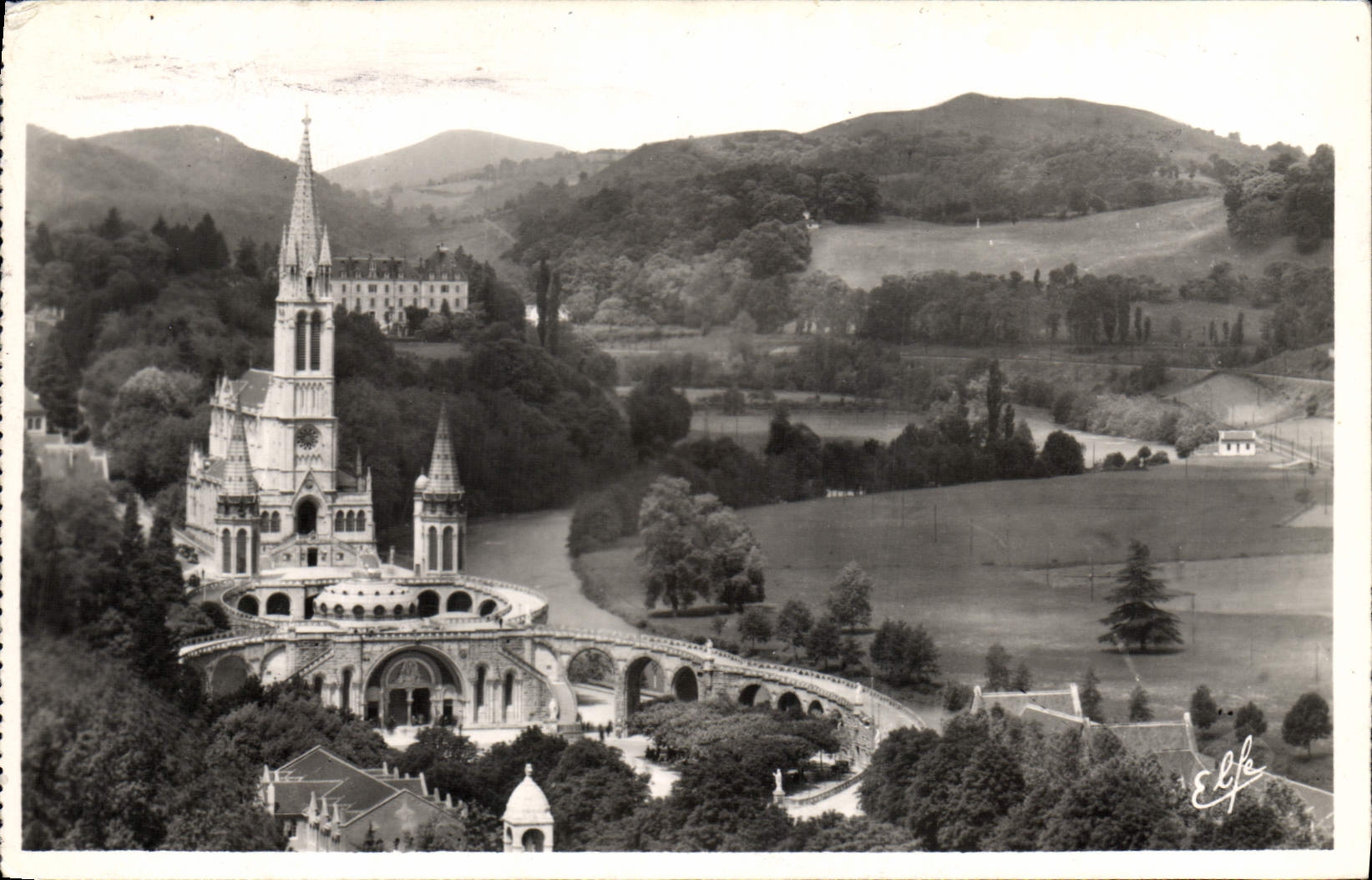 CPA Pyrenees Ocean Lourdes Vue Plongeante sur la Basilique et la Vallee du Gave 