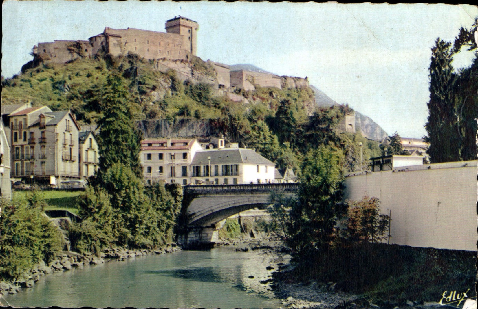 CPA Lourdes Le Chateau Fort et le Gave 