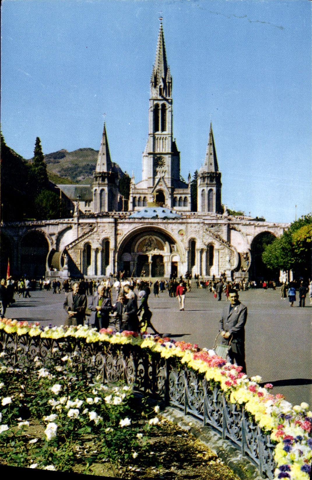 CPA Lourdes La Basilique et l'Esplanade 