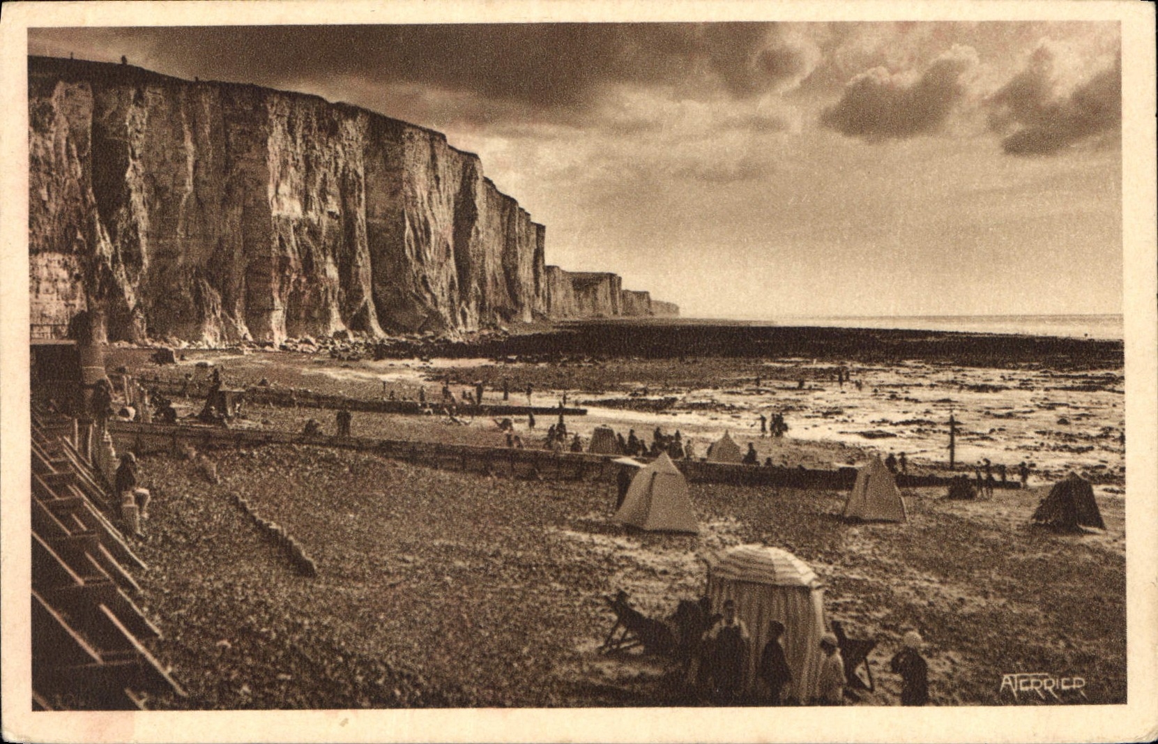 CPA Ault Onival Somme La Plage a maree basse et les Falaises vers Mers