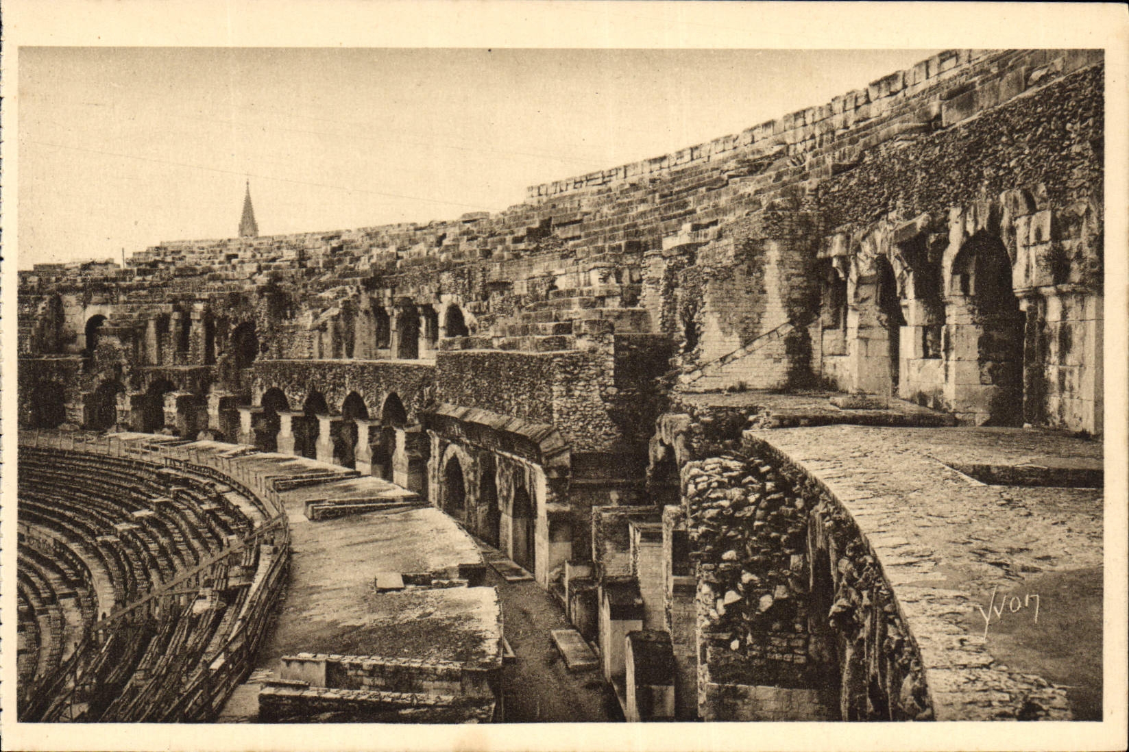 CPA La Douce France Nimes Gard L'Interieur des arenes Galeries et Gradins