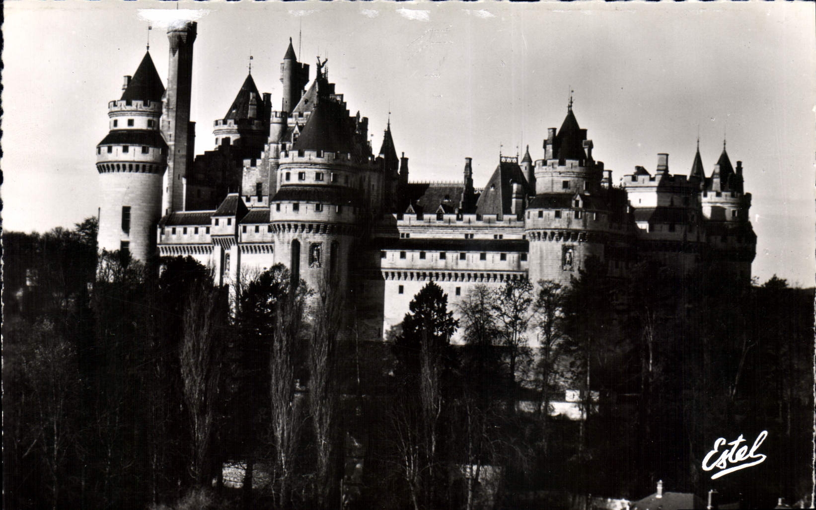 CPA Le Chateau de Pierrefonds De gauche a droite les Tours Chariemagne Judas Macchabee Hector Josue 