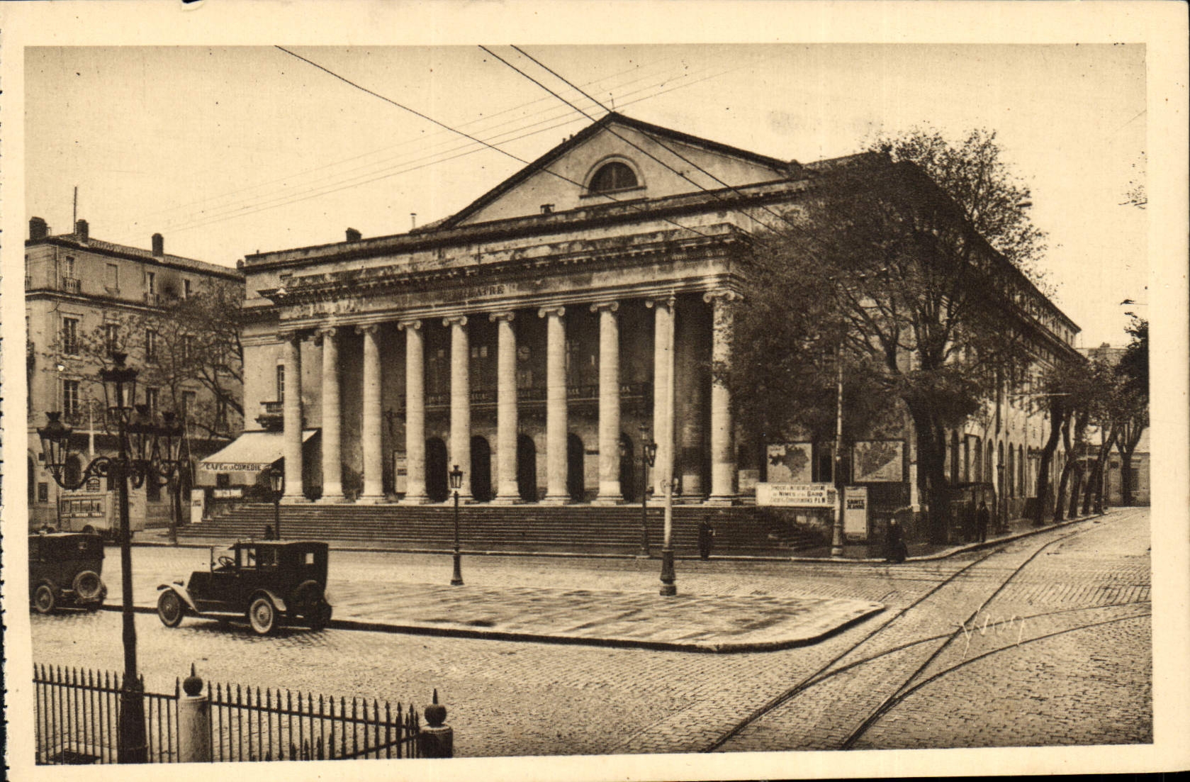 CPA La Douce France Nimes gard Le Theatre