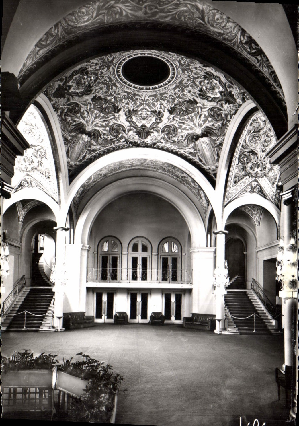 CPA Aix les Bains Entree du Theatre au Casino Grand Cercle 