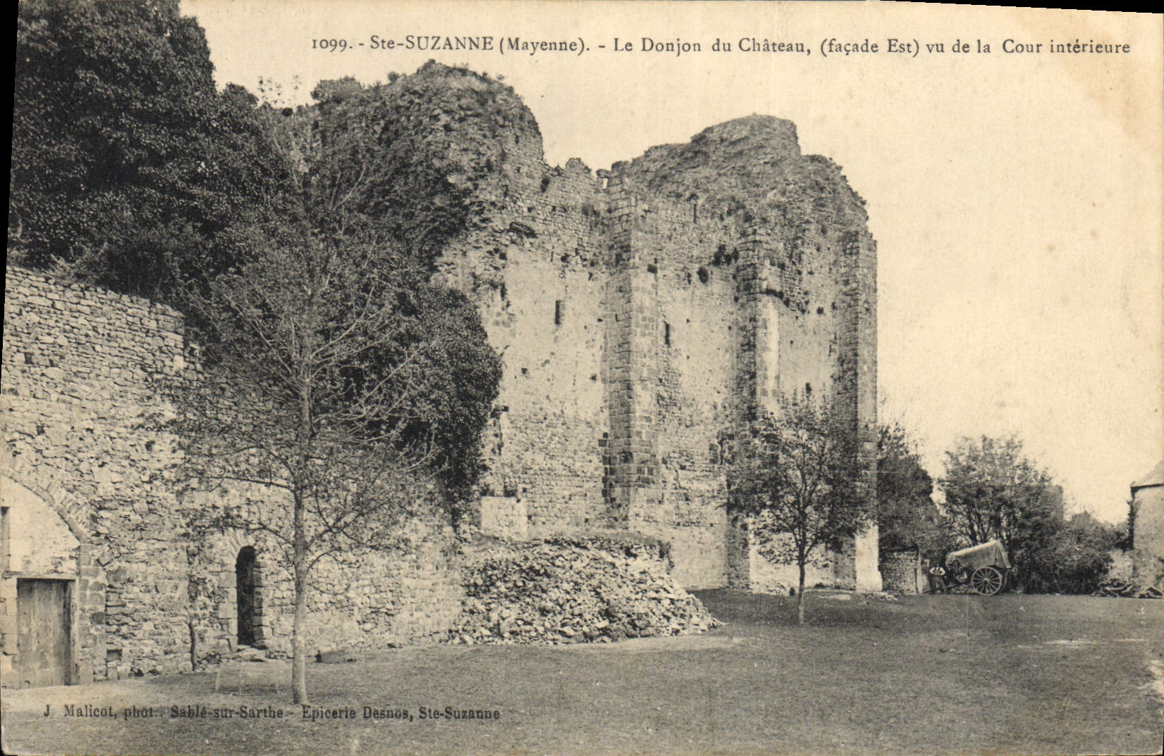 CPA Ste Suzanne Mayenne Le Donjon du Chateau facade est vu de la Cour interieure