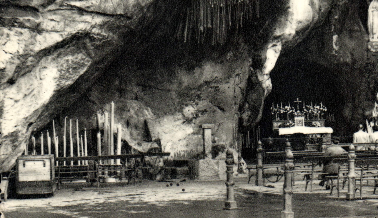 CPA Lourdes La Grotte miraculeuse 