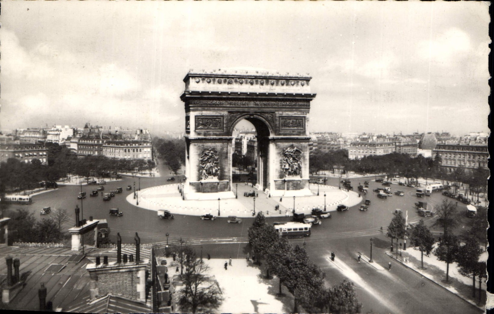 CPA Paris L'Arc de Triomphe et Place de l'Etoile 