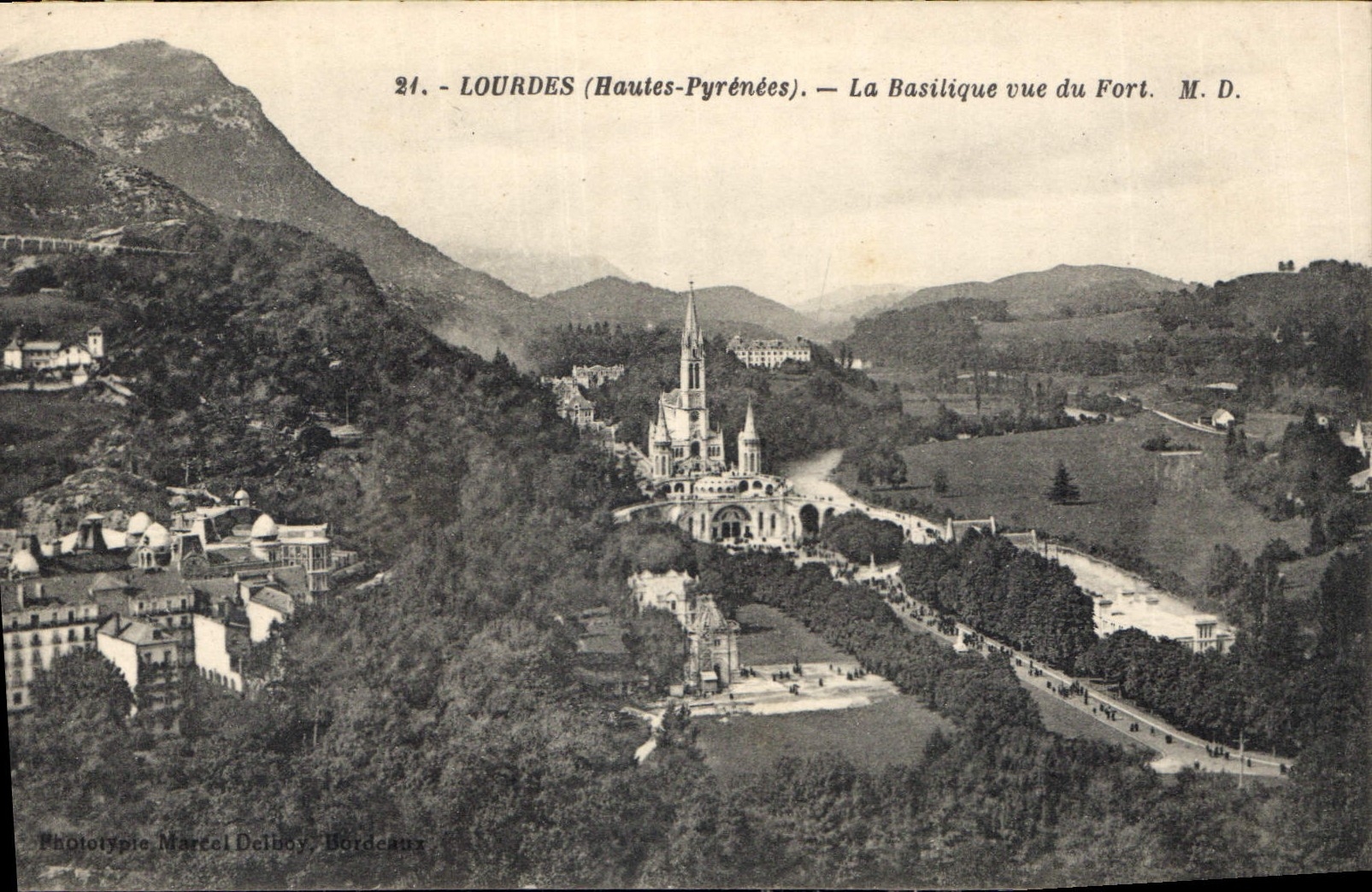 CPA Lourdes Hautes Pyrenees La Basilique vue du Fort 